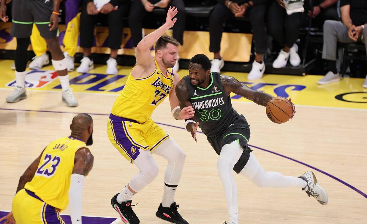 加时末段NBA常规赛传出新动向，洛杉矶湖人伤情更新，管理层表态：话题不断，团队化学反应显著的简单介绍