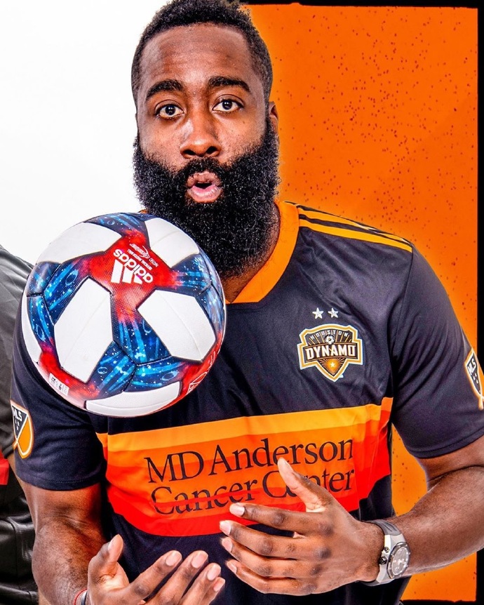 包含利物浦训练开放日，加时末段调整名单引欢呼，NBA季后赛在即，阵容厚度经受考验的词条