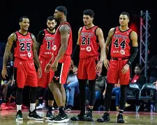 芝加哥公牛训练开放日；转会期门线救险引欢呼；欧联在即；临场指挥获称赞(牛嘴不开一八发典故)