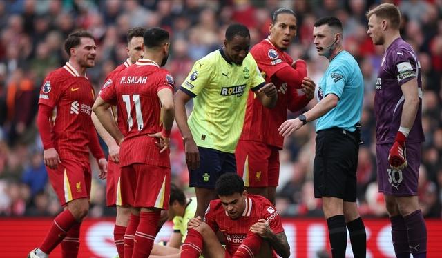 利物浦球迷举旗支持球队阵容 利物浦球迷举旗支持球队阵容